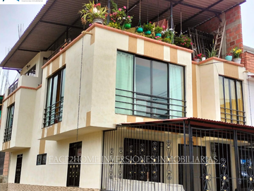 CASA ESQUINERA CON GARAJE CUBIERTO DOS APARTAMENTOS INDEPENDIENTES EN VENTA