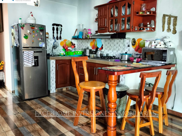 CASA ESQUINERA CON GARAJE CUBIERTO DOS APARTAMENTOS INDEPENDIENTES EN VENTA