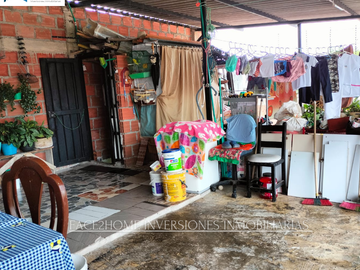 CASA ESQUINERA CON GARAJE CUBIERTO DOS APARTAMENTOS INDEPENDIENTES EN VENTA
