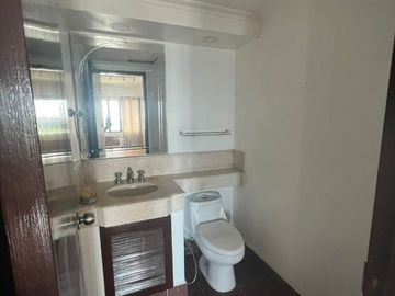 Below market 3 bedroom for sale in Renaissance Tower near Tektite, Podium Mall, 30th Mall, Shangrila, Megamall, Estancia and Capitol Commons
