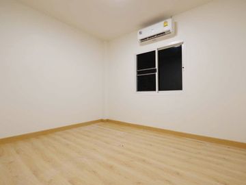 Two-story townhouse for sale, newly renovated, Nong Hoi zone, behind Nong Hoi market