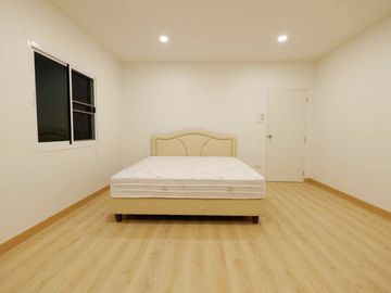 Two-story townhouse for sale, newly renovated, Nong Hoi zone, behind Nong Hoi market