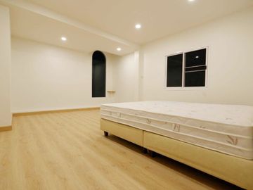 Two-story townhouse for sale, newly renovated, Nong Hoi zone, behind Nong Hoi market