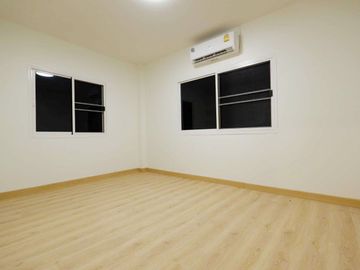 Two-story townhouse for sale, newly renovated, Nong Hoi zone, behind Nong Hoi market