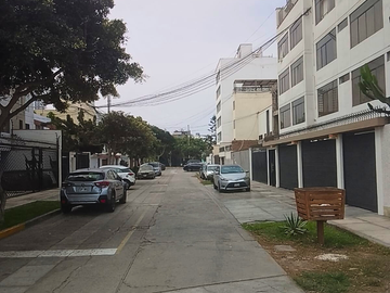 VENDO DEPARTAMENTO DE 46 m2 en PRIMER PISO  + COCHERA + 2 DEPOSITOS  A  PASOS DEL MALECON DE MAGDALENA DEL MAR LIMITE CON SAN ISIDRO.