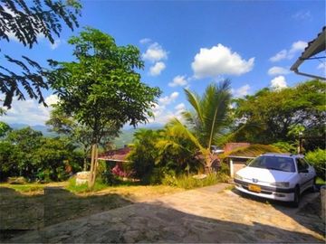 Venta - La Mesa, finca con Local Comercial sonre via San Joaquín