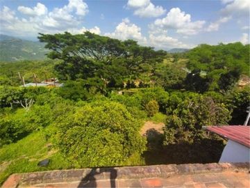 Venta - La Mesa, finca con Local Comercial sonre via San Joaquín