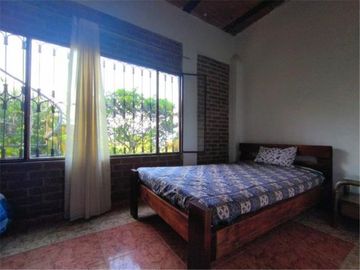Venta - La Mesa, finca con Local Comercial sonre via San Joaquín