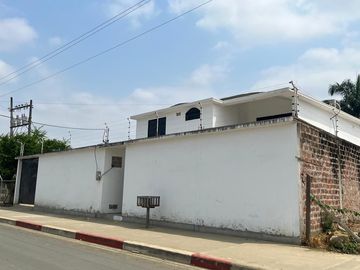 SE VENDE CASA EN CHONE