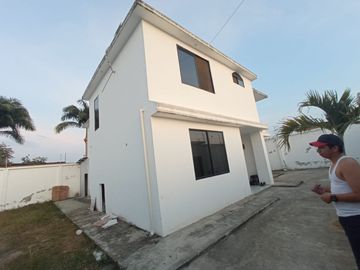 SE VENDE CASA EN CHONE