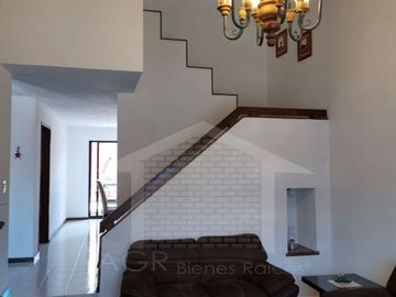 CASA DE TRES RECAMARAS AMPLIO PATIO Y CUARTO DE SERVICIO EN TEJEDA