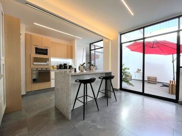 San Ángel Casa en Venta 5R 3.5B 3E Patios Terrazas Roof Garden.