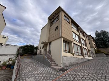 Casa en la Urbanización Colegio Francés - Norte de Quito
