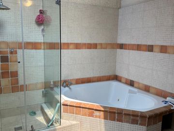 VENDO CASA EN CUMBAYÁ CON SUITE EN PLANTA BAJA