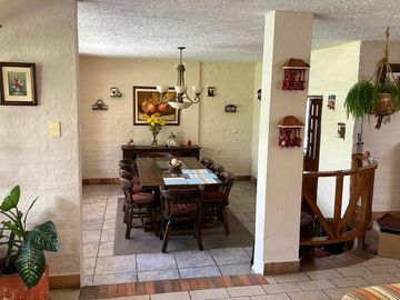 VENDO CASA EN CUMBAYÁ CON SUITE EN PLANTA BAJA