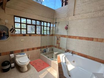 VENDO CASA EN CUMBAYÁ CON SUITE EN PLANTA BAJA