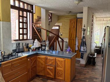 VENDO CASA EN CUMBAYÁ CON SUITE EN PLANTA BAJA