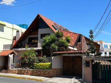 VENDO CASA EN CUMBAYÁ CON SUITE EN PLANTA BAJA