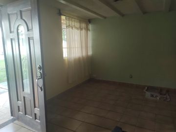 RENTA CASA EN CONDOMINIO CON ALBERCA Y JARDÍN, 3 RECÁMARAS, GARAGE CERCA CIVAC ZONA INDUSTRIAL, IMTA