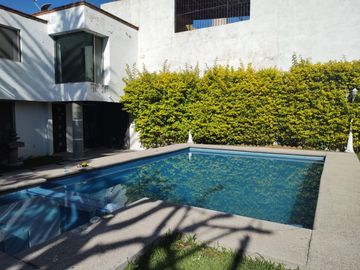 RENTA CASA EN CONDOMINIO CON ALBERCA Y JARDÍN, 3 RECÁMARAS, GARAGE CERCA CIVAC ZONA INDUSTRIAL, IMTA