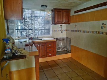 RENTA CASA EN CONDOMINIO CON ALBERCA Y JARDÍN, 3 RECÁMARAS, GARAGE CERCA CIVAC ZONA INDUSTRIAL, IMTA