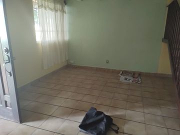RENTA CASA EN CONDOMINIO CON ALBERCA Y JARDÍN, 3 RECÁMARAS, GARAGE CERCA CIVAC ZONA INDUSTRIAL, IMTA