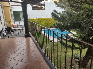 RENTA CASA EN CONDOMINIO CON ALBERCA Y JARDÍN, 3 RECÁMARAS, GARAGE CERCA CIVAC ZONA INDUSTRIAL, IMTA