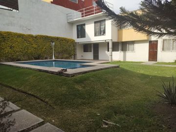 RENTA CASA EN CONDOMINIO CON ALBERCA Y JARDÍN, 3 RECÁMARAS, GARAGE CERCA CIVAC ZONA INDUSTRIAL, IMTA