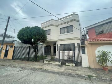 CIUDADELA URDENOR 1, VENDO PRECIOSA, LUJOSA  Y AMPLIA CASA, FULL ACABADOS, DOS PLANTAS