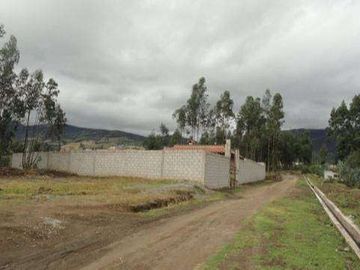 Venta de casa de campo en obra negra en Otavalo
