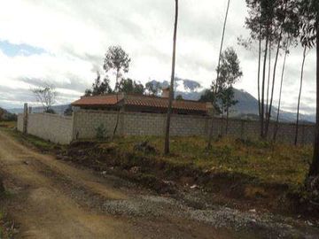 Venta de casa de campo en obra negra en Otavalo