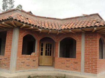 Venta de casa de campo en obra negra en Otavalo