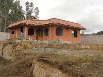 Venta de casa de campo en obra negra en Otavalo