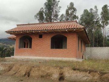 Venta de casa de campo en obra negra en Otavalo