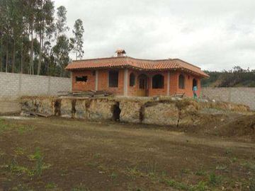Venta de casa de campo en obra negra en Otavalo