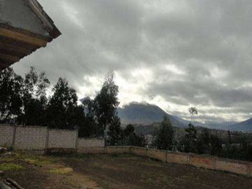 Venta de casa de campo en obra negra en Otavalo