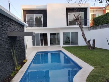 VENTA DE CASA NUEVA CON RECÁMARA EN PLANTA BAJA EN LAS FINCAS, JIUTEPEC