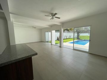 VENTA DE CASA NUEVA CON RECÁMARA EN PLANTA BAJA EN LAS FINCAS, JIUTEPEC