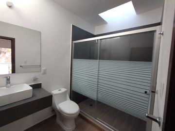VENTA DE CASA NUEVA CON RECÁMARA EN PLANTA BAJA EN LAS FINCAS, JIUTEPEC