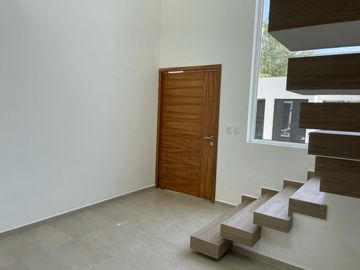 VENTA DE CASA NUEVA CON RECÁMARA EN PLANTA BAJA EN LAS FINCAS, JIUTEPEC