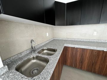 VENTA DE CASA NUEVA CON RECÁMARA EN PLANTA BAJA EN LAS FINCAS, JIUTEPEC