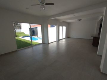 VENTA DE CASA NUEVA CON RECÁMARA EN PLANTA BAJA EN LAS FINCAS, JIUTEPEC