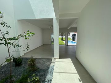 VENTA DE CASA NUEVA CON RECÁMARA EN PLANTA BAJA EN LAS FINCAS, JIUTEPEC