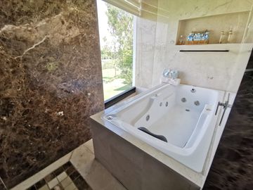 Casa en Venta en La Vista Country Club, 4 Recámaras y Espectacular Vista a Campo de Golf