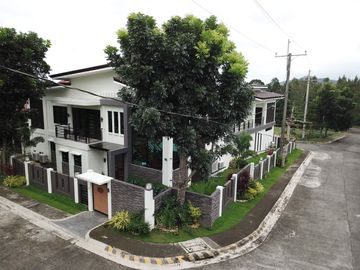 super Prime location house with pool in Tagaytay City with 993sqm Lot Area