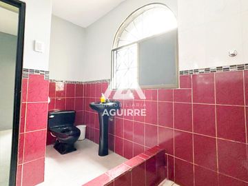 EN VENTA: casa de 2 pisos con terraza en zona céntrica de Machala