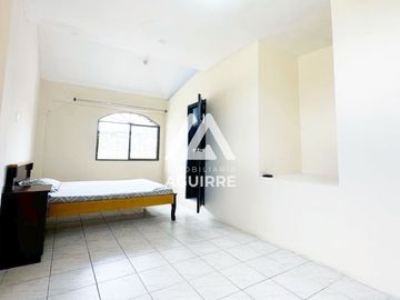 EN VENTA: casa de 2 pisos con terraza en zona céntrica de Machala