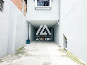 EN VENTA: casa de 2 pisos con terraza en zona céntrica de Machala