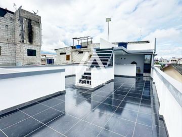 EN VENTA: casa de 2 pisos con terraza en zona céntrica de Machala