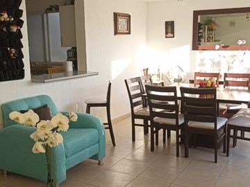 JURIQUILLA, CASA EN CONDOMINIO CON LA MEJOR UBICACIÓN.  3 RECÁMARAS, ESTUDIO, 2.5 BAÑOS, JARDÍN, 2/3 AUTOS, BODEGA.